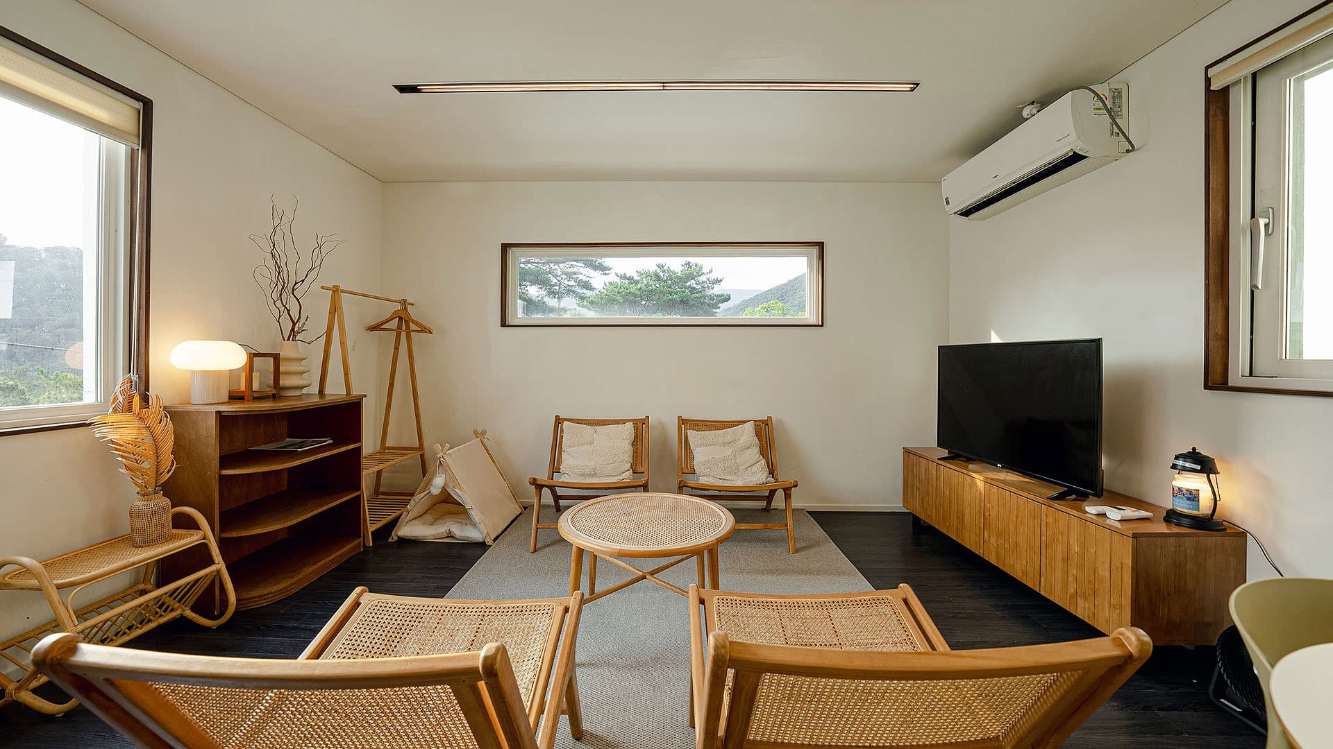 라스블랑카스 객실 내부 — 따뜻한 바닥 난방이 적용된 라탄 인테리어 거실