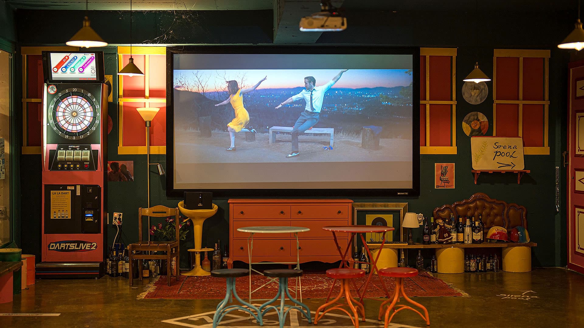 라스블랑카스 레트로 바 라운지 — 생일 파티를 즐길 수 있는 분위기 있는 공간