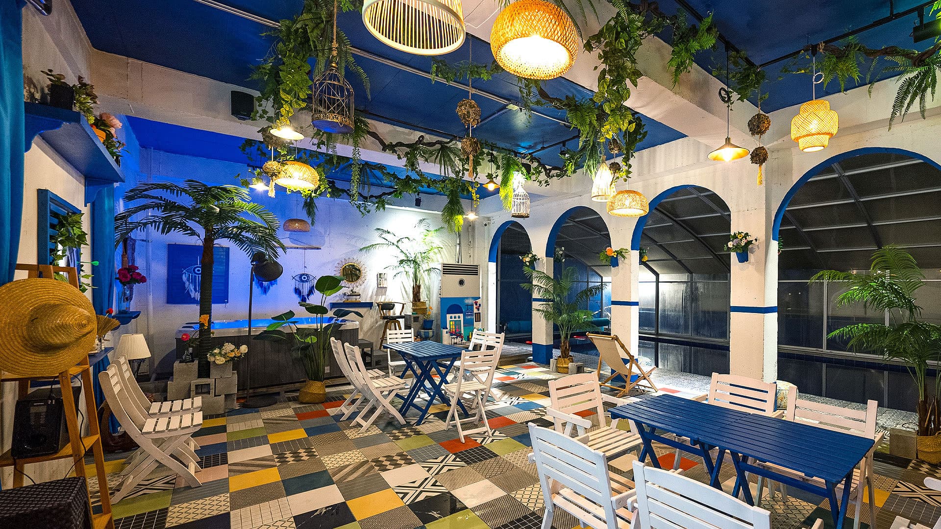 라스블랑카스 카페드카사 야간 조명 — 아침부터 저녁까지 운영되는 카페