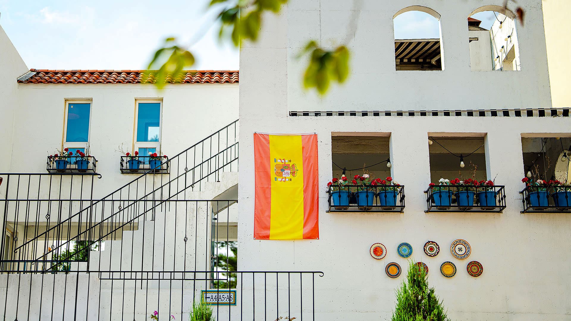 라스블랑카스 봄 전경 — 꽃이 핀 발코니와 화이트 건물의 지중해 풍경