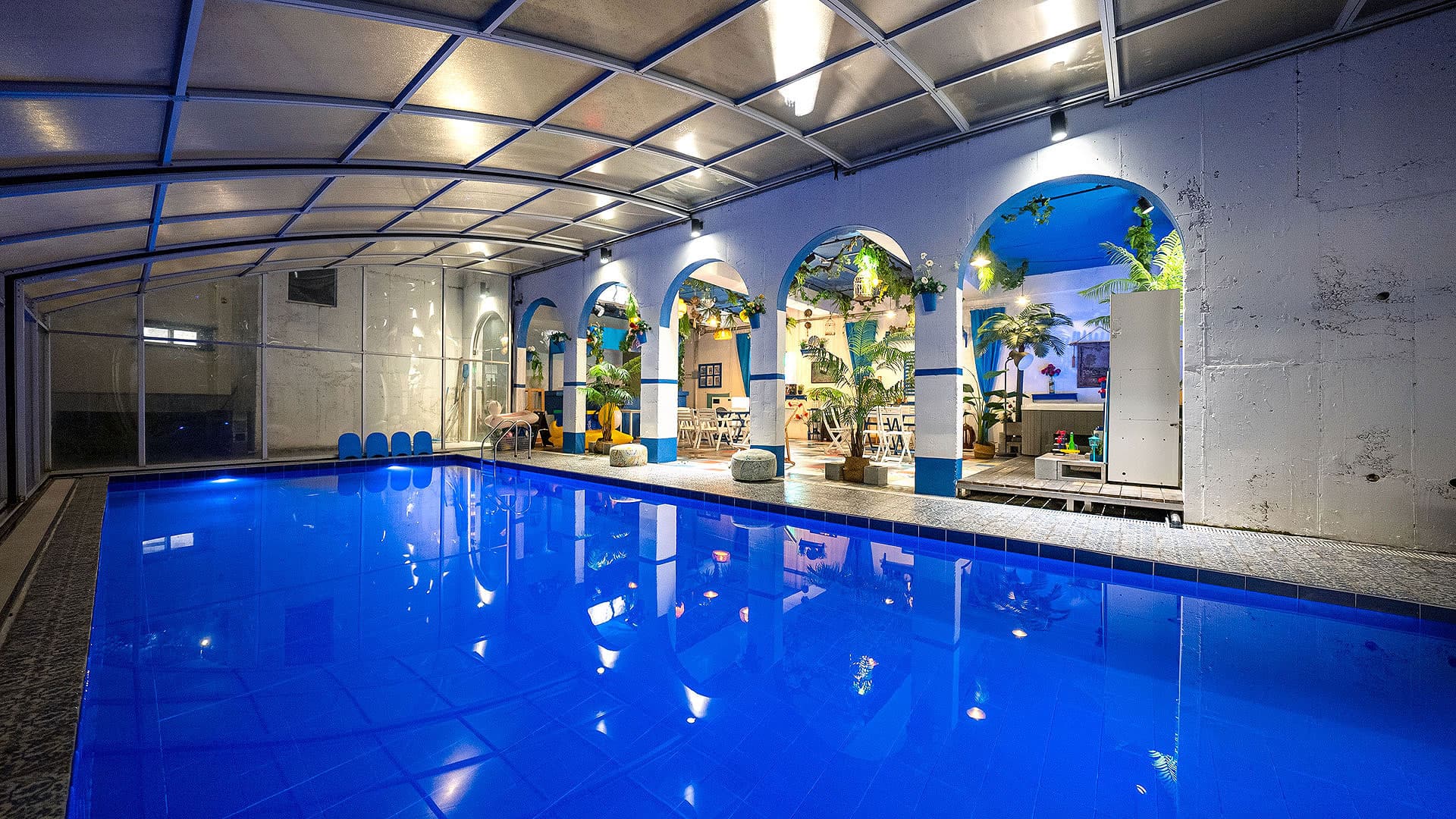라스블랑카스 시레나풀 야간 — 겨울에도 즐기는 실내 온수 수영장