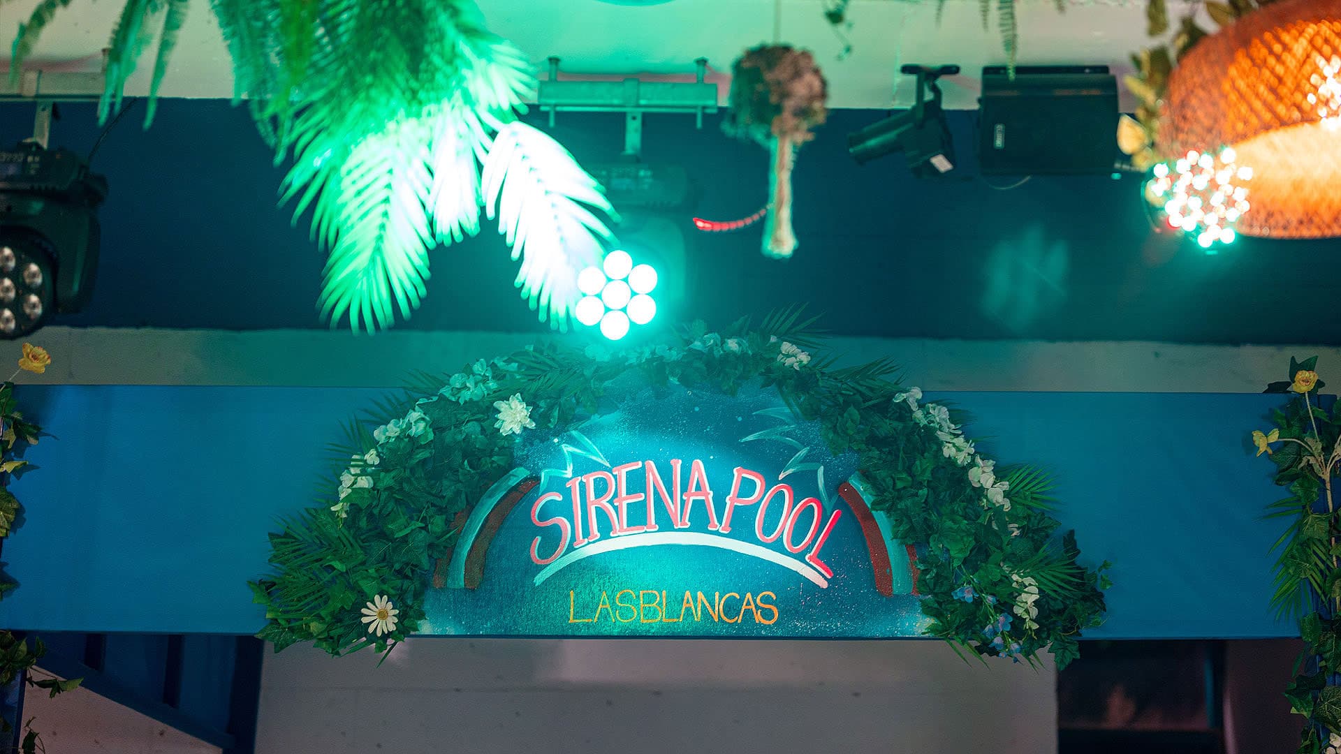 라스블랑카스 시레나풀 입구 — 편리한 탈의실·샤워실 완비