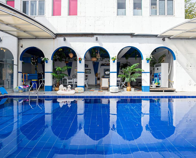 라스블랑카스 시레나풀 내부 — 블루 아치 구조의 실내 온수 수영장