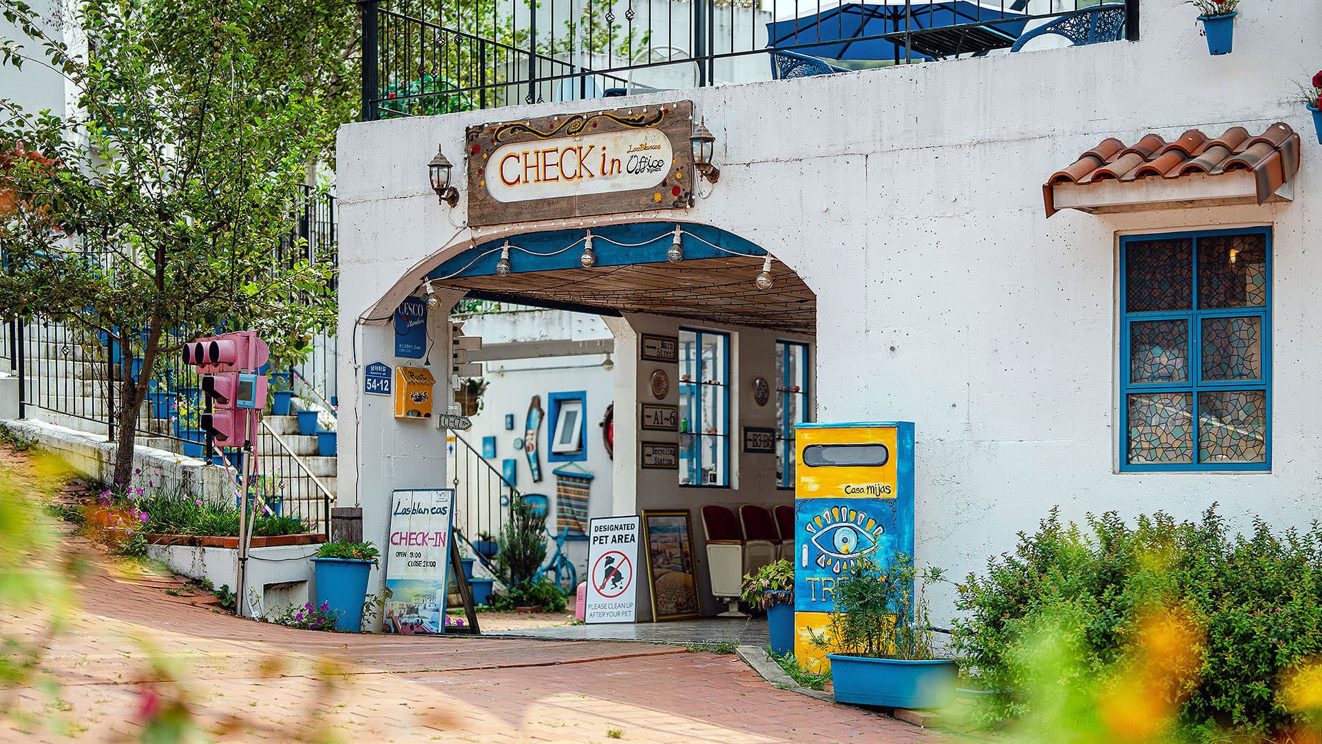 지중해풍 외관과 산책로