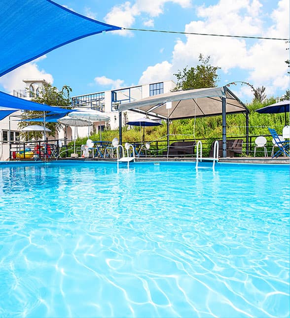 라스블랑카스 야외 인피니티풀 — 푸른 하늘 아래 탁 트인 야외 수영장