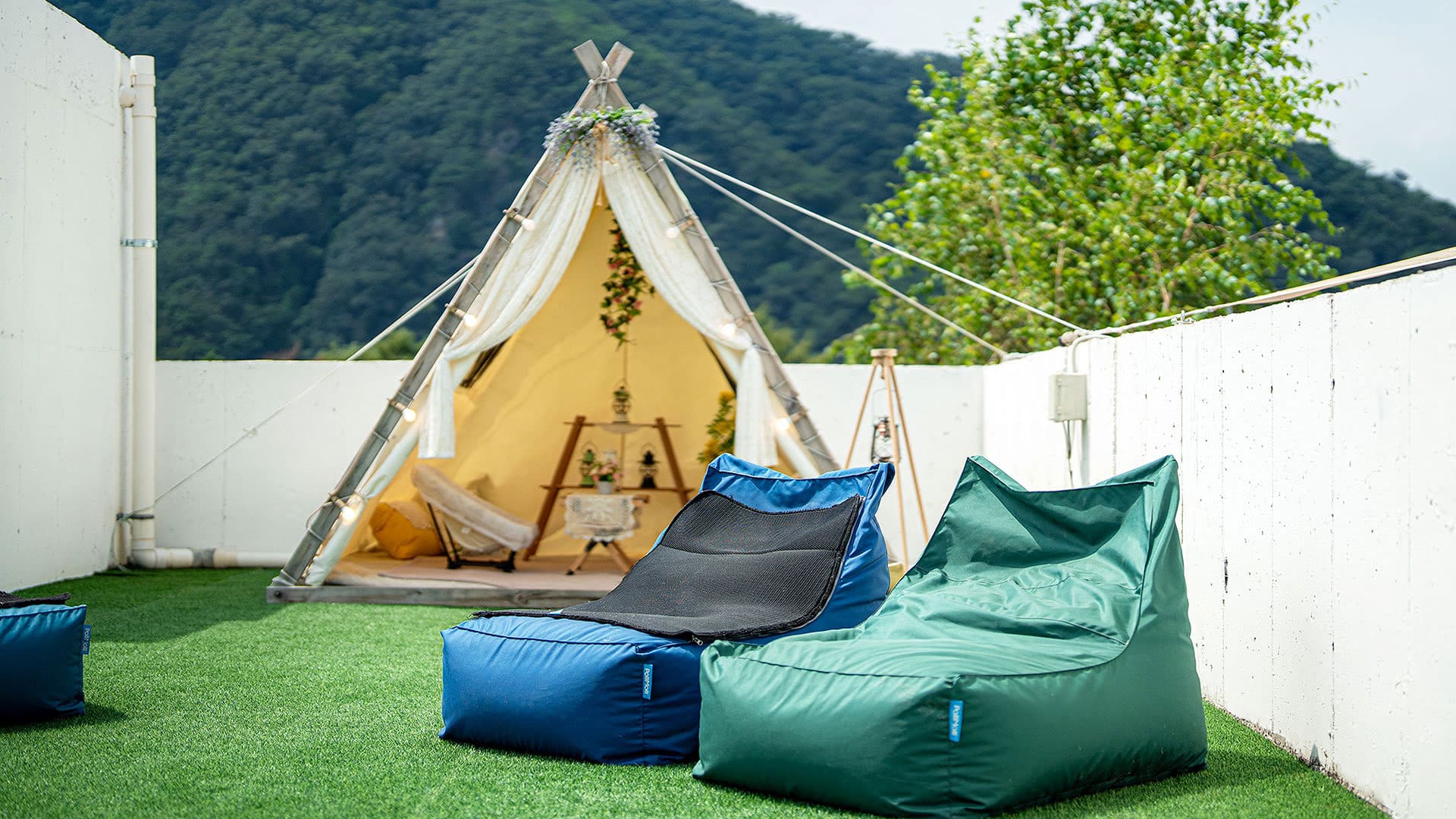 라스블랑카스 글램핑 에리어 — 산을 배경으로 불멍을 즐길 수 있는 공간