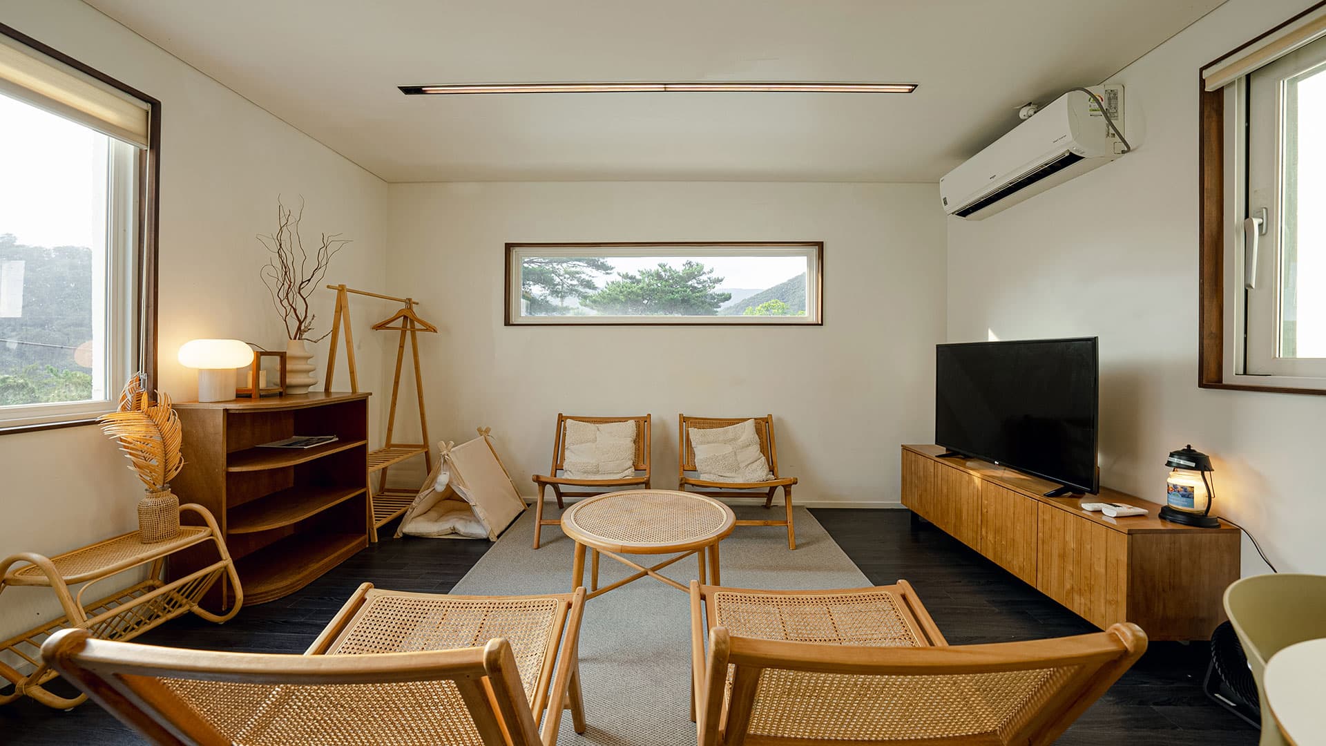 라스블랑카스 그랜드패밀리 객실 라탄 라운지 — 조용한 휴식 공간