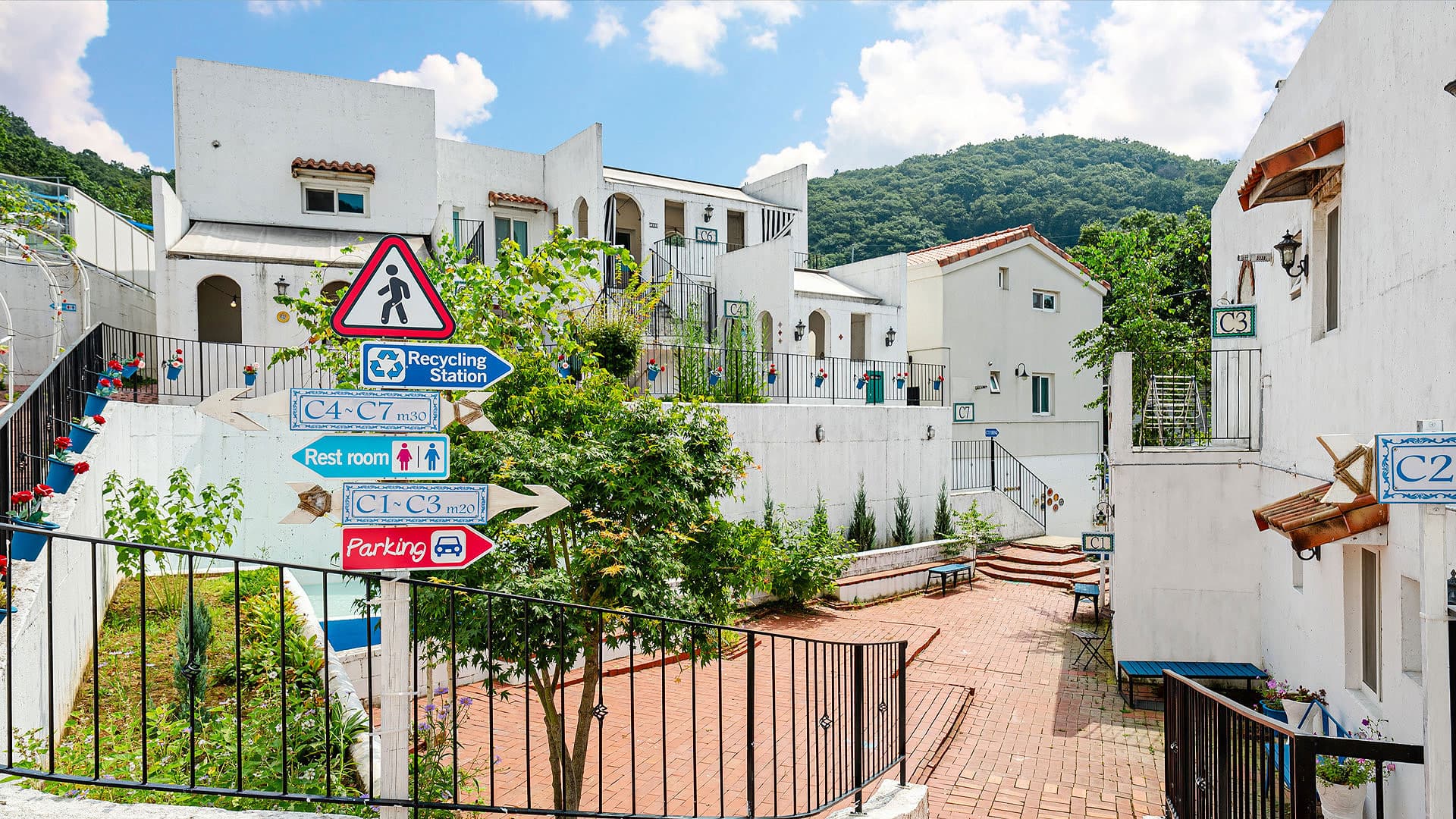 라스블랑카스 마을 방향 표지판 — 네비게이션으로 쉽게 찾아오실 수 있는 펜션