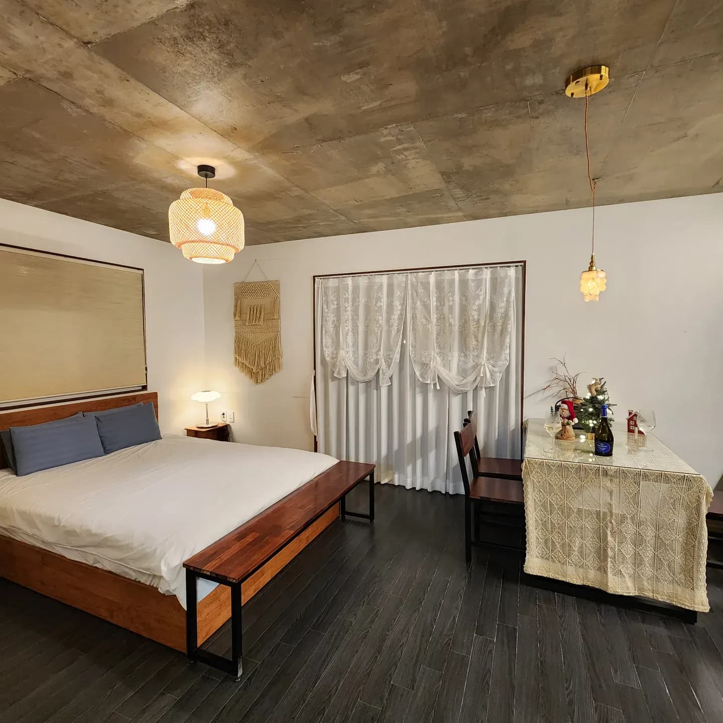 커플룸 퀸 침대와 스페인 타일