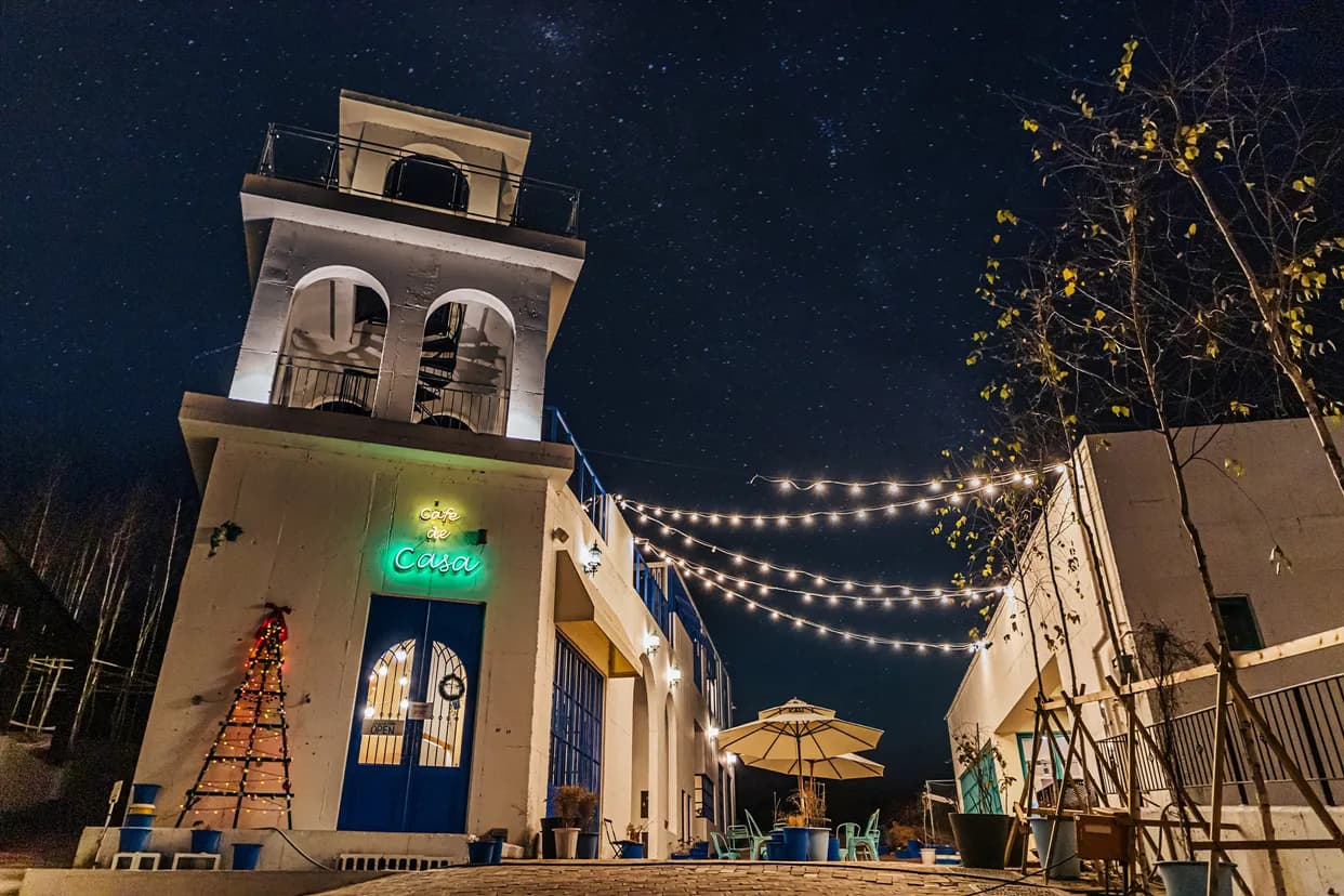 대성리펜션 야경 포토스팟 가이드, 밤이 더 아름다운 스페인 마을