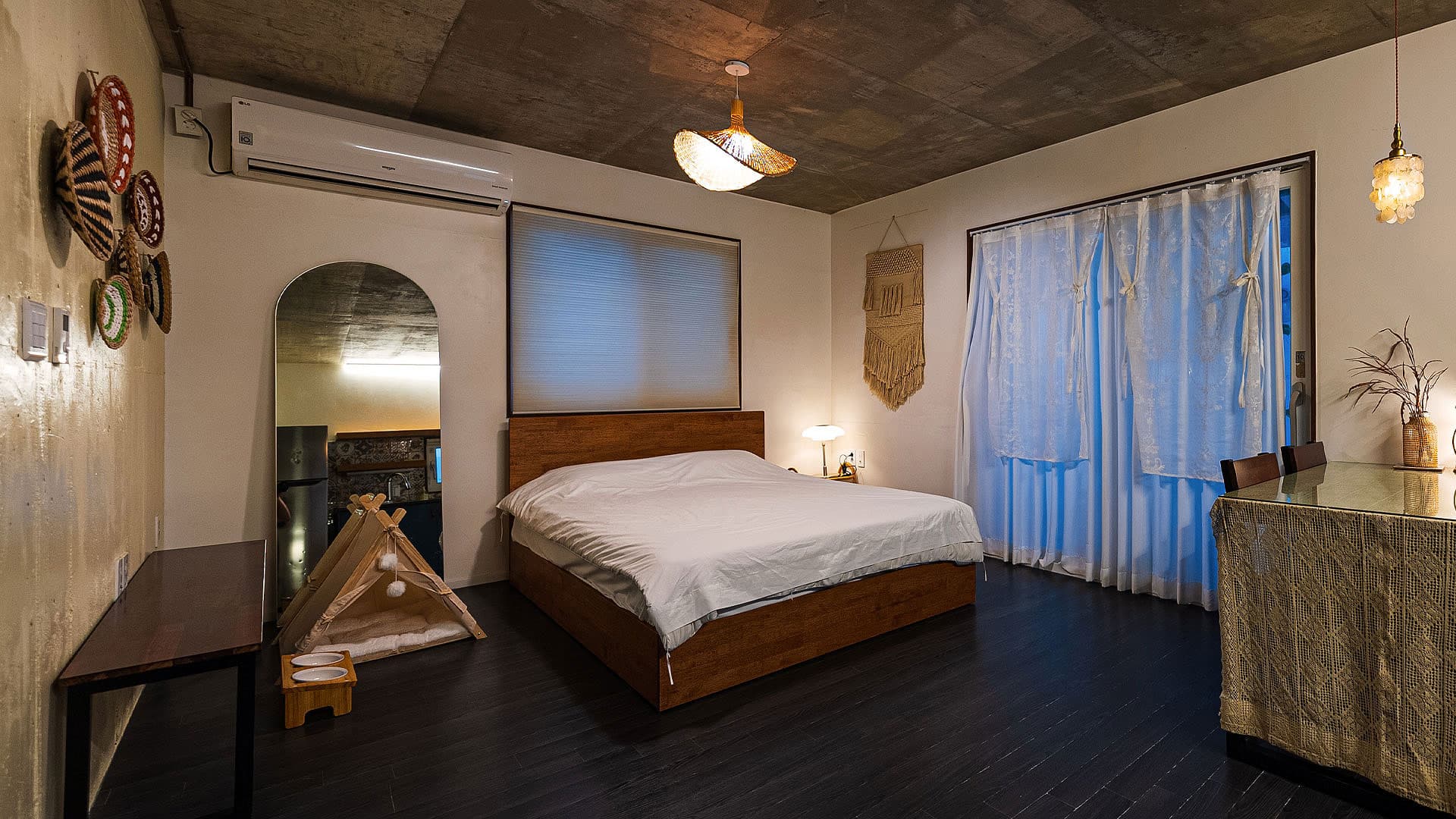 라스블랑카스 침실 — 보헤미안 스타일 인테리어와 편안한 침구