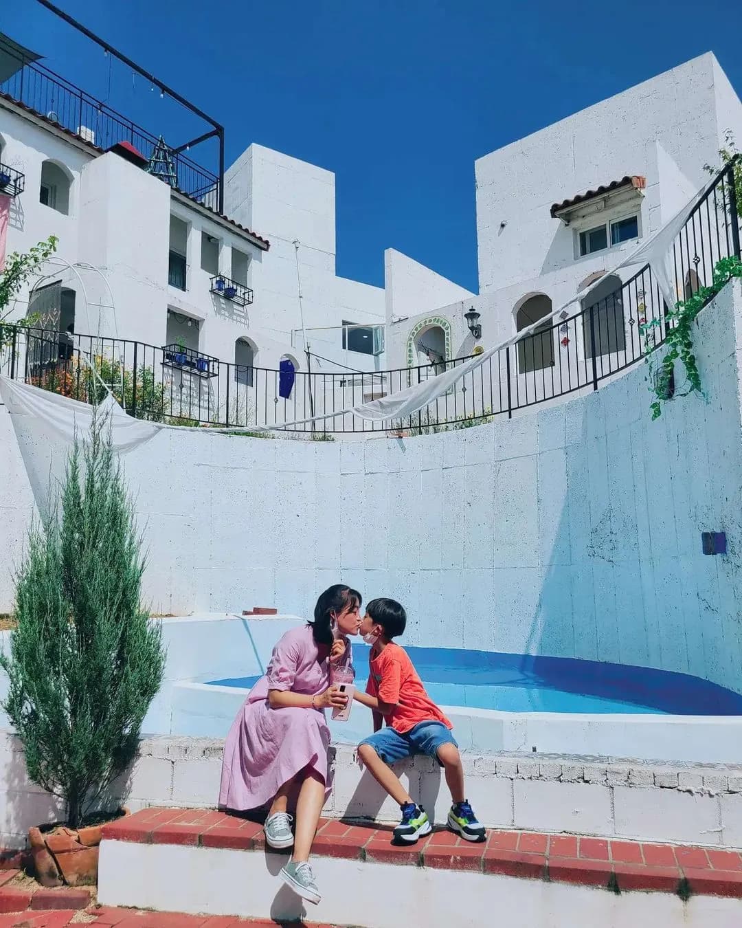 야외 인피니티 수영장과 푸른 하늘