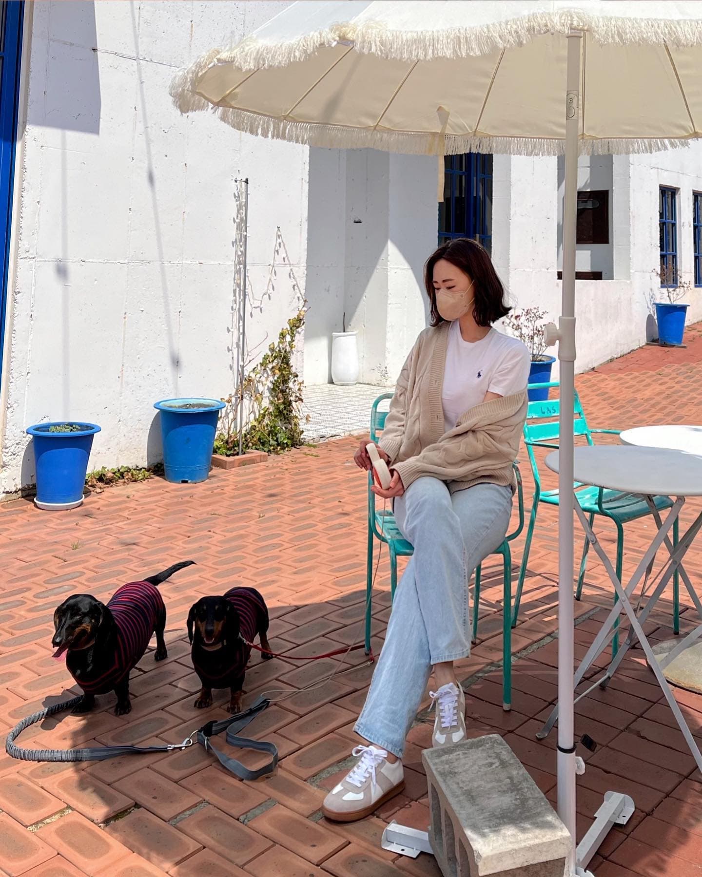 라스블랑카스 야외 테라스에서 반려견과 함께하는 투숙객 모습