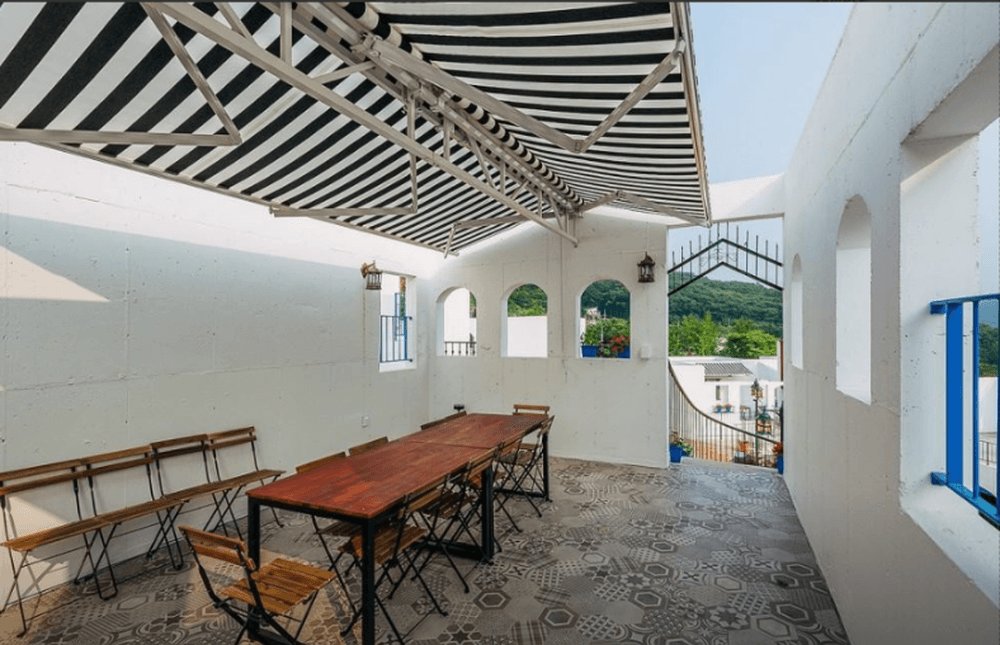 루프탑 테라스 세미나 공간과 산 전망